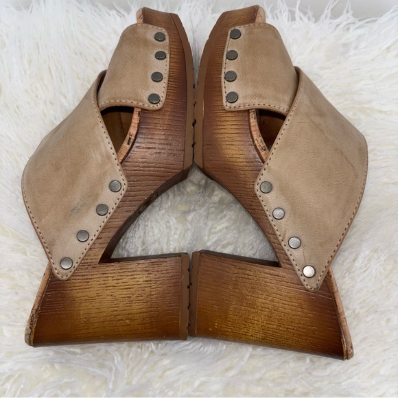 KORKS Size 7M Tan LYNDA Platform Chunky Heel Sandals Stud Details Woodgrain Chic - Picture 4 of 13